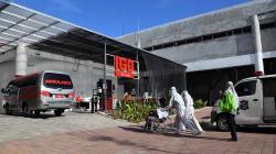 Pasien Covid-19 Terus Berdatangan ke Rumah Sakit Lapangan Tembak Surabaya