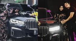 Intip Kecanggihan Mobil BMW Seri 7 Aurel Hermansyah Hadiah Ultah Atta Halilintar Seharga Rp2,1 Miliar