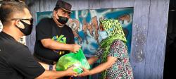 Kejati Malut Salurkan 300 Paket Sembako untuk Warga Terdampak Covid-19