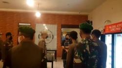 Kafe Bandel di Cimahi Ditutup Paksa, Kelabui Petugas dengan Matikan Lampu Depan<