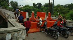 Perbatasan Kota dan Kabupaten Tegal Ditutup Tumpukan Beton