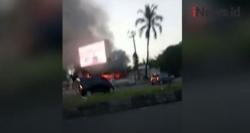 Video Gardu Wifi di Halaman Kantor Telkom Makassar Terbakar