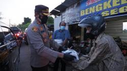 Polres Klaten Bagikan Ratusan Paket Beras ke Warga Terdampak PPKM Darurat 