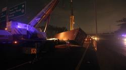 Kontainer Lepas dari Truk Timpa Mobil di Surabaya, Pengemudi Tewas