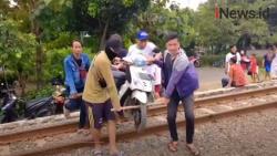 Video Warga Nekat Gotong Motor Lintasi Jalur Kereta Api di Cirebon untuk Hindari Penyekatan