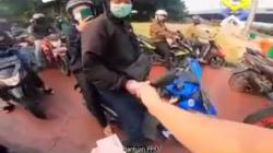 Viral, Pria Dermawan Bagi-bagi Uang Rp100.000 di Perempatan Cihampelas Bandung<