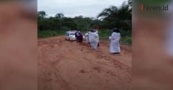 Video Viral Tenaga Medis dengan APD Lengkap Menarik Ambulan yang Terperosok Kubangan Lumpur