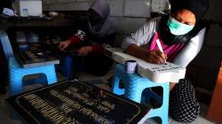 Perajin Batu Nisan Banjir Orderan