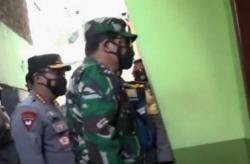 Video Panglima TNI dan Kapolri Serahkan Sembako untuk Warga Terdampak PPKM Darurat di Bandung<