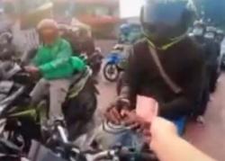 Video Viral Youtuber Membagikan Rp100 Ribu di Bandung