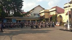 Polrestabes Bandung dan Kodim 0618/BS Kerahkan Pasukan Bermotor Sebar Bansos<