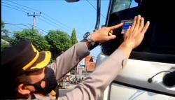 Tekan Mobilitas Warga, Kendaraan Melintasi Perbatasan Jabar-Jateng Disekat