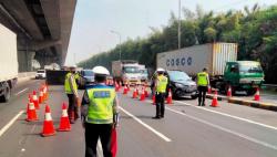 Batasi Mobilitas Warga Jelang Idul Adha, KM 31 Tol Japek Disekat