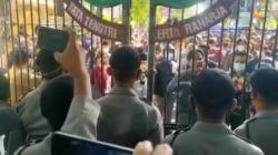 Ratusan Orang di Garut Unjuk Rasa Tolak Penerapan PPKM Darurat<
