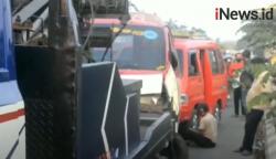 Video Kecelakaan Beruntun 4 Kendaraan di Jalan Raya Serang, Sopir Angkot Tewas