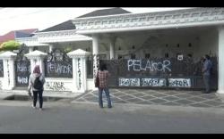 Seperti Sinetron, Rumah Mewah Dipenuhi Tulisan Pelakor Viral di Palembang <