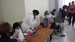 Petugas dan Sopir Bus di Terminal Leuwipanjang Bandung Disuntik Vaksin