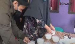 Video Warung di Bandung Bagikan Ratusan Bubur untuk Warga Isoma