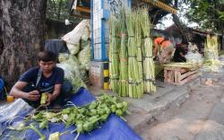  Penjualan Kulit Ketupat Sepi Imbas Pemberlakuan PPKM Darurat