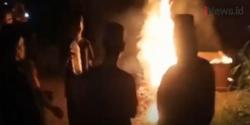 Video Polisi Menindak Warga yang Mengambil Paksa dan Membakar Peti Jenazah Covid-19 di Bondowoso