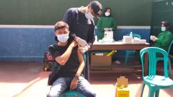 Disuntik Vaksin oleh Anggota TNI, Remaja 18 Tahun: Rasanya Sedikit Nyeri