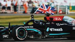 Lewis Hamilton Selebrasi Kemenangan di F1 GP Inggris, Max Verstappen Murka 