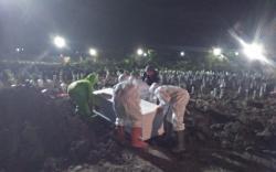 Cerita Petugas Pemakaman Covid-19 di Surabaya, Bawa HP saat Mandi Siap Terima Perintah