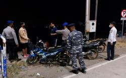 Petugas Gabungan dan TNI AL Bubarkan Kerumunan Warga di Area Pelabuhan Kendal