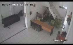 Pura-Pura Minta Sedekah, Perempuan Palembang Ini Ajak Anak Mencuri di Toko Bangunan <