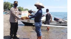 Polda Sulut Salurkan Bansos kepada Warga Kampung Nelayan Terdampak PPKM di Manado<
