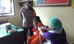 Takut Disuntik Vaksin, Tahanan Perempuan Pegangan Tangan Pak Polisi