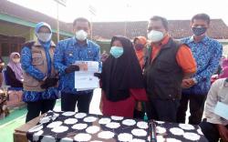 60.900 Keluarga di Karawang Terima Bansos Tunai Rp600.000<