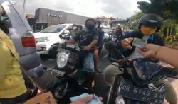 Viral YouTuber Agus Ariawan Keliling Kota Bagi-Bagi Uang di Denpasar