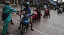 Cegah Kerumunan, Panitia Kurban Bagikan Daging dengan Cara Drive Thru