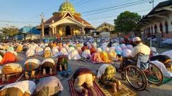 Warga Kuningan Semarang Gelar Sholat Idul Adha dengan Prokes Ketat
