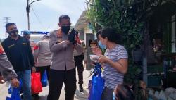 Polres Jakarta Barat Bagikan Sembako dan Daging Kurban ke Warga Kalijodo