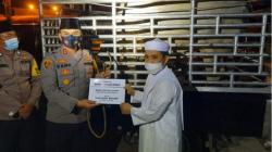 Kapolda Sumut Serahkan Sapi Kurban Hampir 1 Ton kepada Warga Babussalam di Langkat<