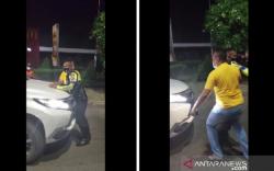 Pria Berbadan Besar Coba Terobos Penyekatan dan Lawan Petugas di Karawang