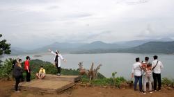Wisatawan Lokal Menikmati Bukit Bollangi saat Libur Idul Adha