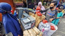 Laris Manis, Pedagang Peralatan Sate Diserbu Pembeli