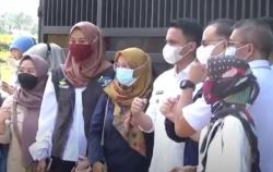 Bagikan Sembako, Wabup Bandung Sahrul Gunawan Picu Kerumunan Emak-Emak<