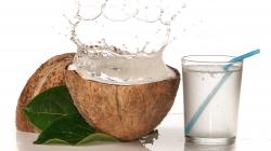 Dokter Tegaskan Resep Obat Covid-19 Air Kelapa Dicampur Garam dan Jeruk Nipis Hoaks! 