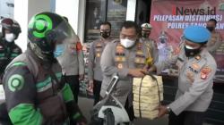 Video Polres Tangsel Bagikan 1.600 Paket Daging Kurban Melalui Ojol untuk Hindari Kerumunan