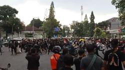 Unjuk Rasa Tolak PPKM di Bandung Ricuh, 150 Orang Ditangkap, Polisi Sita 5 Bom Molotov<