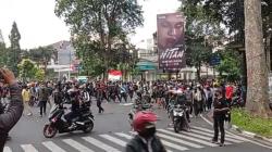 Demonstran Aksi Tolak PPKM di Bandung yang Ditangkap Reaktif Covid-19<