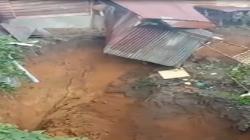 Lubang Misterius Sedalam 6 Meter Tiba-Tiba Muncul di Samping Rumah Warga