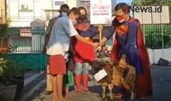 Video Superhero Bagi-bagi Kurban ke Panti Asuhan di Solo