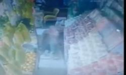 Video Aksi Perempuan Curi Uang di Toko Buah-buahan Terekam CCTV<