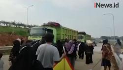 Video Emak-Emak Demo Tuntut Ganti Rugi Rumah Tergusur Proyek Tol JORR II