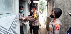 Video Polsek Metro Kebayoran Baru Berikan Bansos kepada Warga Slum Area